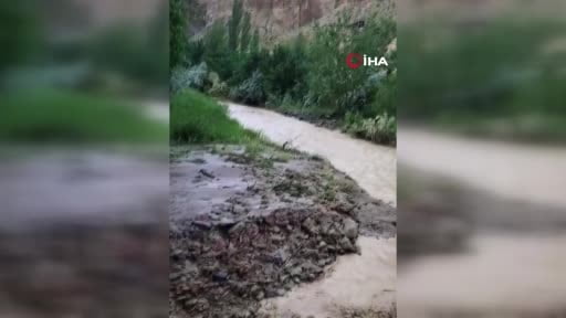 Sel suları köyü esir aldı