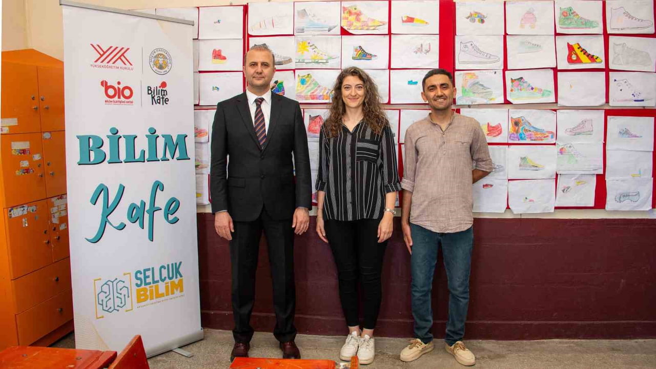 SELÇUK ÜNİVERSİTESİ MİMARLIK VE TASARIM FAKÜLTESİ AYAKKABI TASARIMI VE ÜRETİMİ BÖLÜMÜ ÖĞRENCİLERİ...
