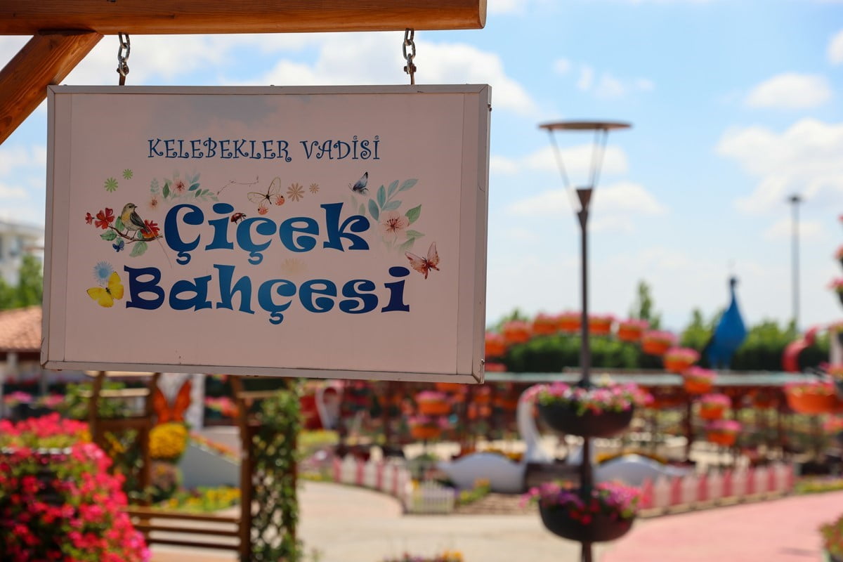 SELÇUKLU’DA BİNLERCE ÇİÇEĞE EV SAHİPLİĞİ YAPAN VE RENGARENK DOKUSUYLA GÖRSEL ŞÖLEN SUNAN SELÇUKLU...