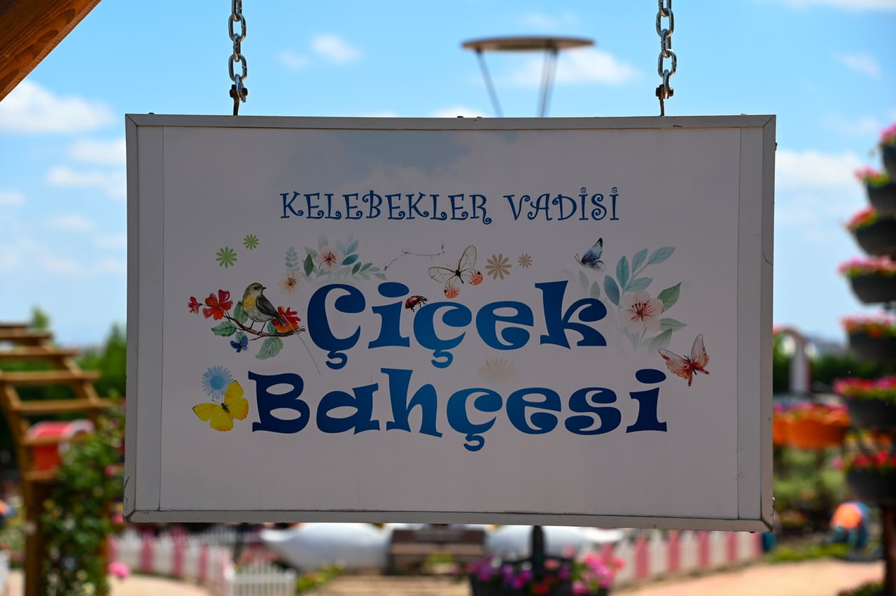 SELÇUKLU’NUN EN RENKLİ ROTASI OLAN VE BİNLERCE ÇİÇEĞE EV SAHİPLİĞİ YAPAN SELÇUKLU ÇİÇEK BAHÇESİ...