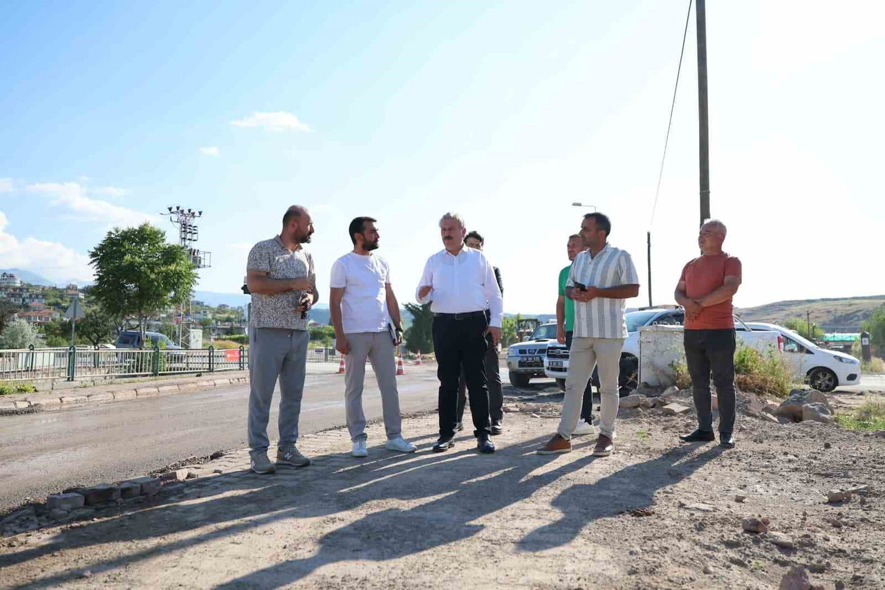SELÇUKLU, OSMANLI, DANİŞMENTGAZİ VE ESENYURT MAHALLERİNDE DEVAM EDEN YOL ÇALIŞMALARINI İNCELEYEN...