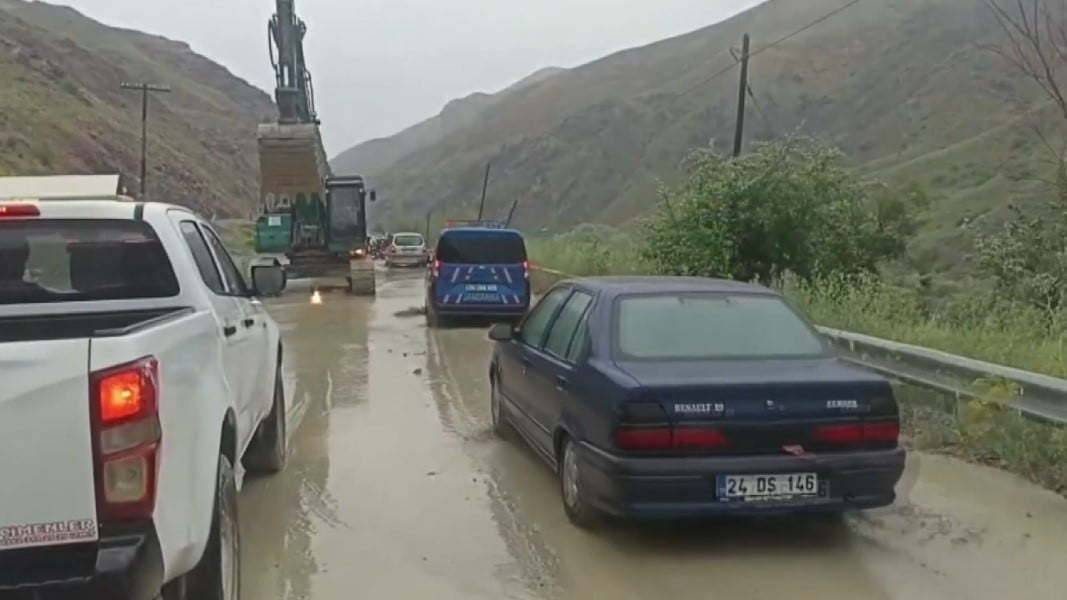 SELİN KAPATTIĞI ERZİNCAN-KEMAH YOLU YENİDEN ULAŞIMA AÇILDI