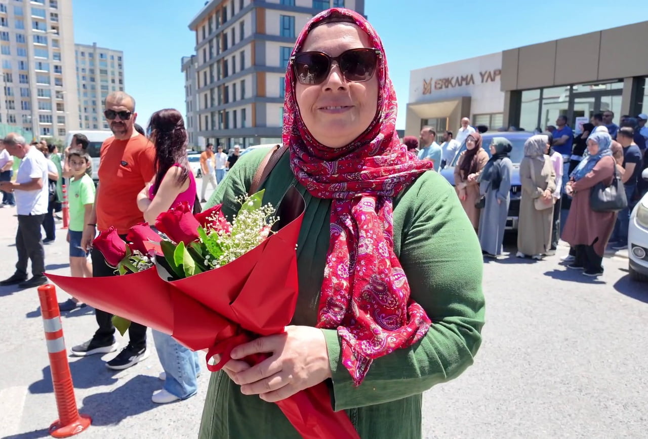 SEMA OSTA ÇOCUĞUNU ÇİÇEKLE BEKLEDİ
