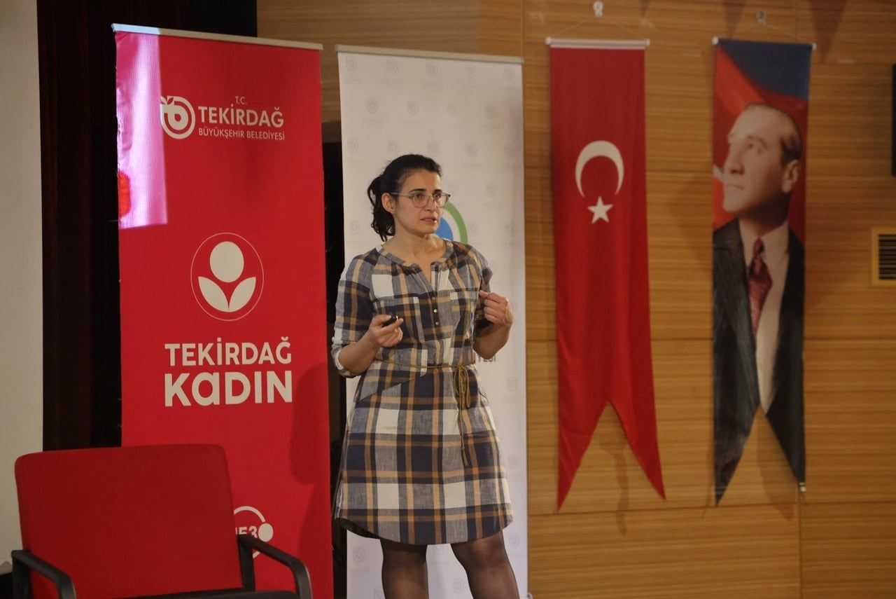 SEMİNER KAPSAMINDA KONUŞAN PROF. DR. SİBEL ÖZKAN GÜRDAL, "MEME SAĞLIĞI SENİN ELİNDE" BAŞLIKLI...