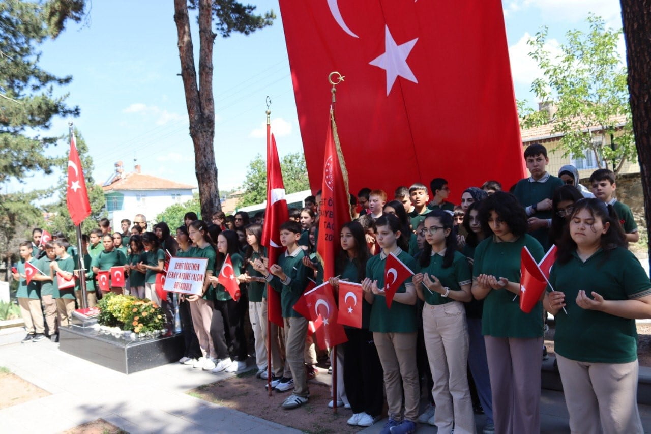 ŞENAY ÖĞRETMENİN ADININ VERİLDİĞİ OKULUN ÖĞRENCİLERİ ANMA PROGRAMINA KATILDI.