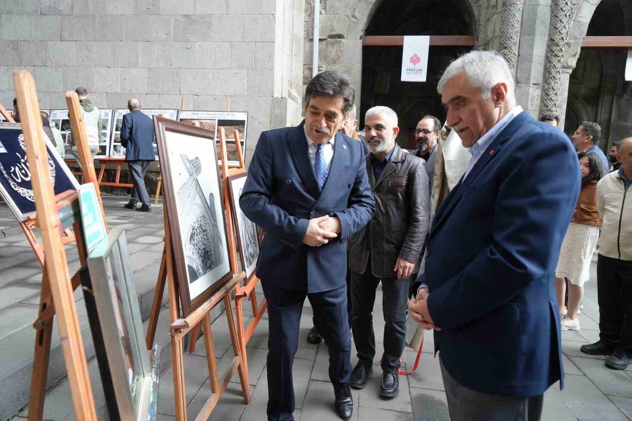ŞENLİK KAPSAMINDA ORGANİZE EDİLEN "ERZURUMLU SANATÇILAR KARMA SERGİSİ", TARİHİ MEKANDA...