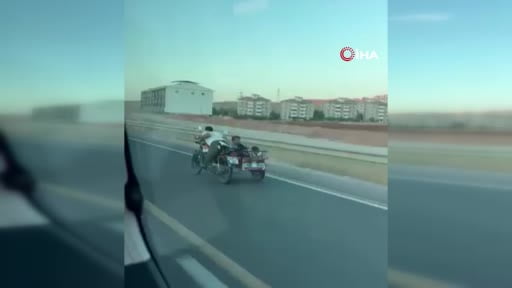 Sepetli motosikletin üzerine uzandı: Hem kendi hem de arkadaşının canını hiçe saydı