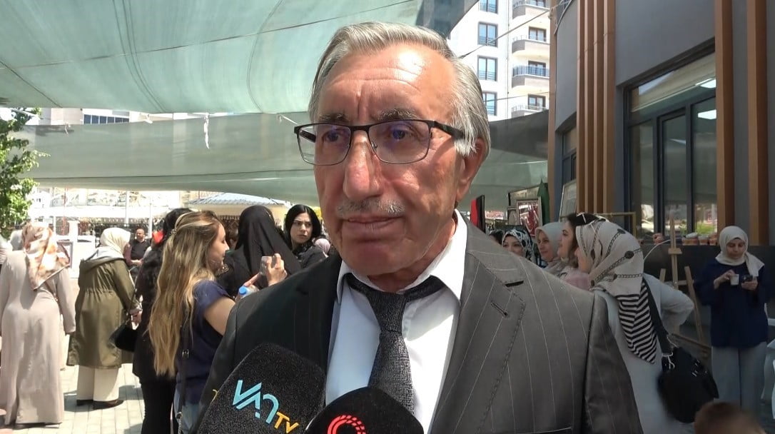 SERGİ İLE İLGİLİ GAZETECİLERE AÇIKLAMALARDA BULUNAN İPEKYOLU HALK EĞİTİMİ MERKEZİ MÜDÜRÜ ARİF...