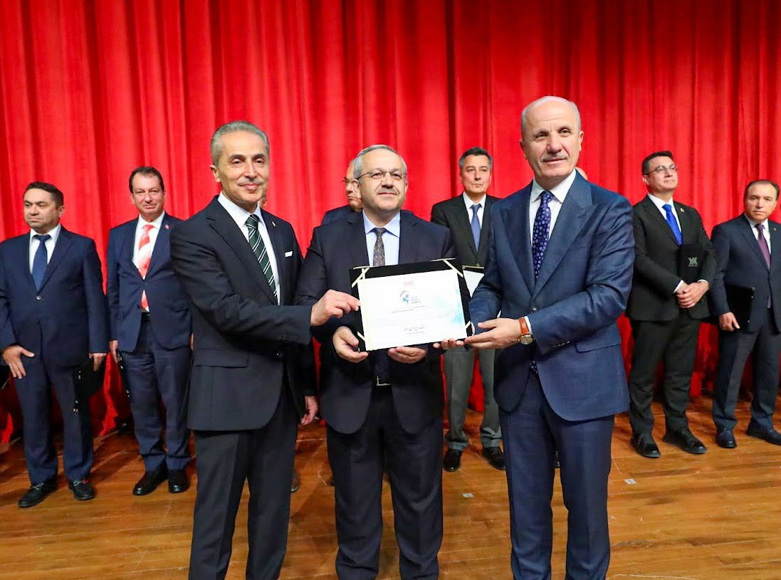 SERTİFİKA YÖK BAŞKANI EROL ÖZVAR TARAFINDAN REKTÖR YARDIMCISI PROF. DR. HALİL İBRAHİM ŞİMŞEK İLE...