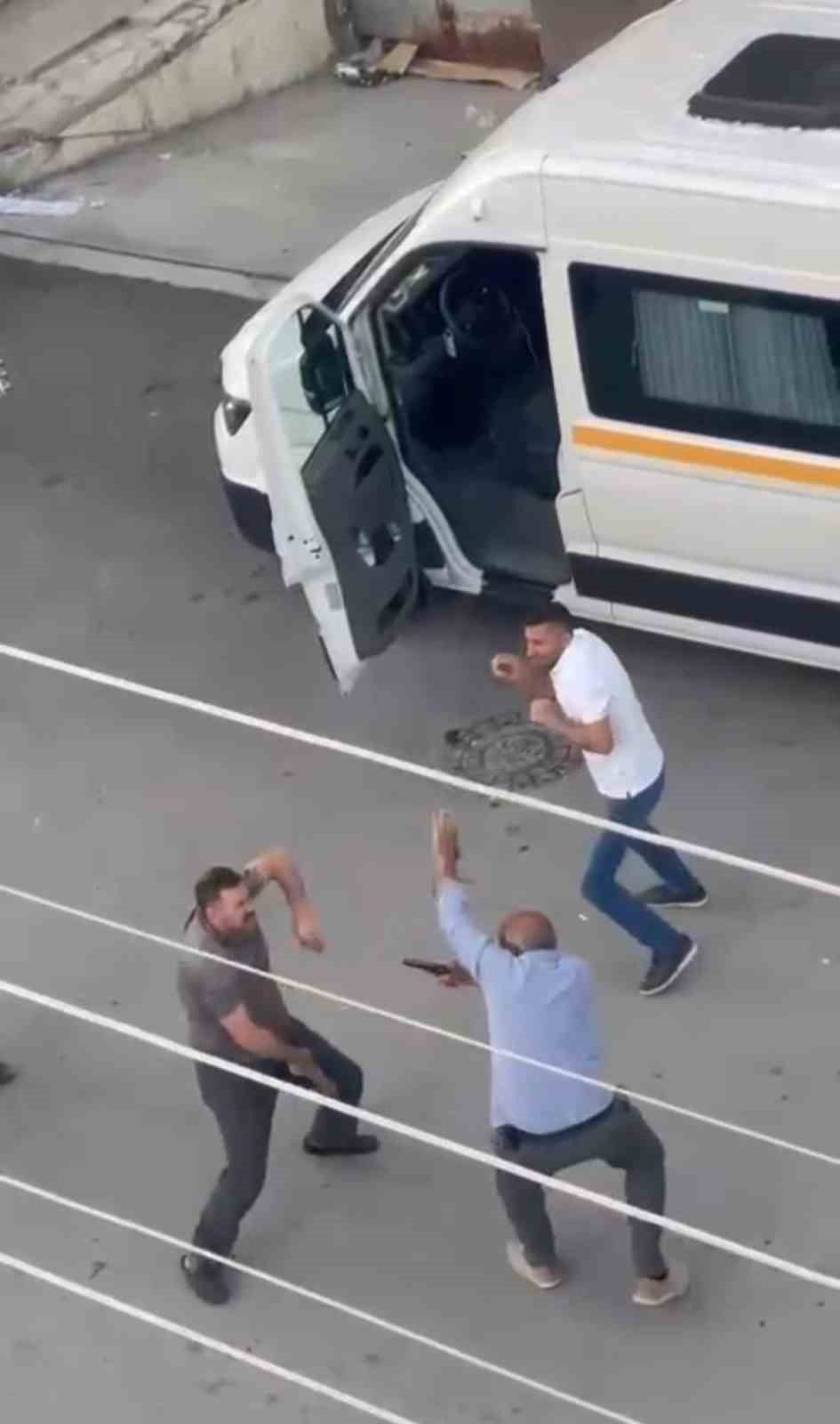 SERVİS ŞOFÖRÜNÜN SOPA İLE SALDIRDIĞI VATANDAŞ, ELİNDEKİ TABANCAYI DEFALARCA ATEŞLEDİ. TABANCANIN...