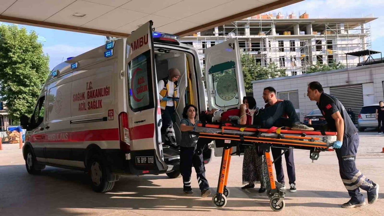 SEYİR HALİNDE FENALAŞAN MOTOSİKLET SÜRÜCÜSÜ PARK HALİNDEKİ ARACA ÇARPTI