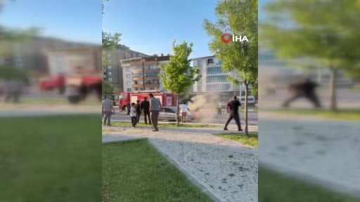 Seyir halindeki araç alev aldı, hortumla söndürmeye çalıştı