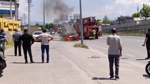 Seyir halindeki otomobil alev alev yandı
