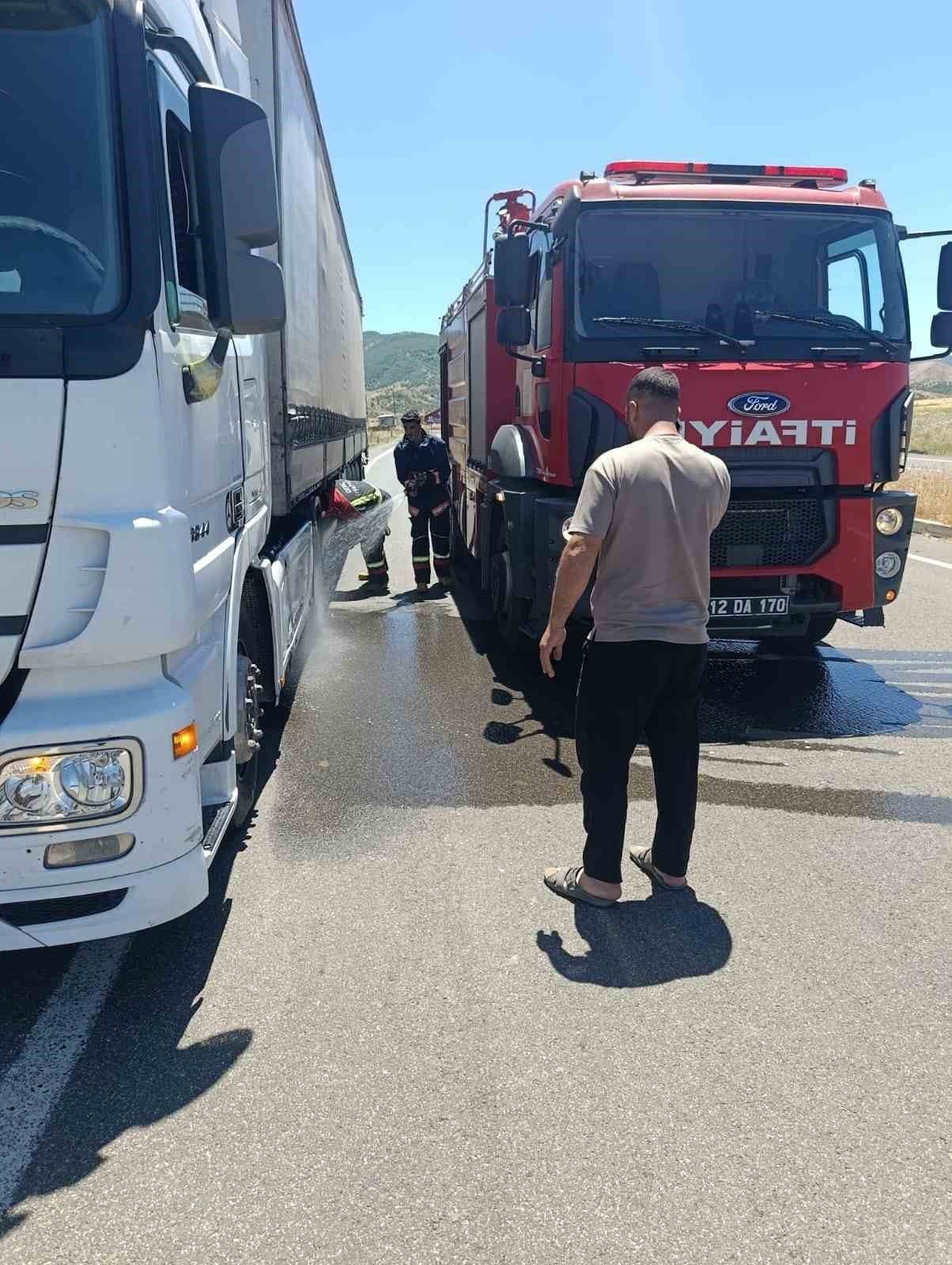 SEYİR HALİNDEKİ TIRIN LASTİKLERİ ALEV ALDI