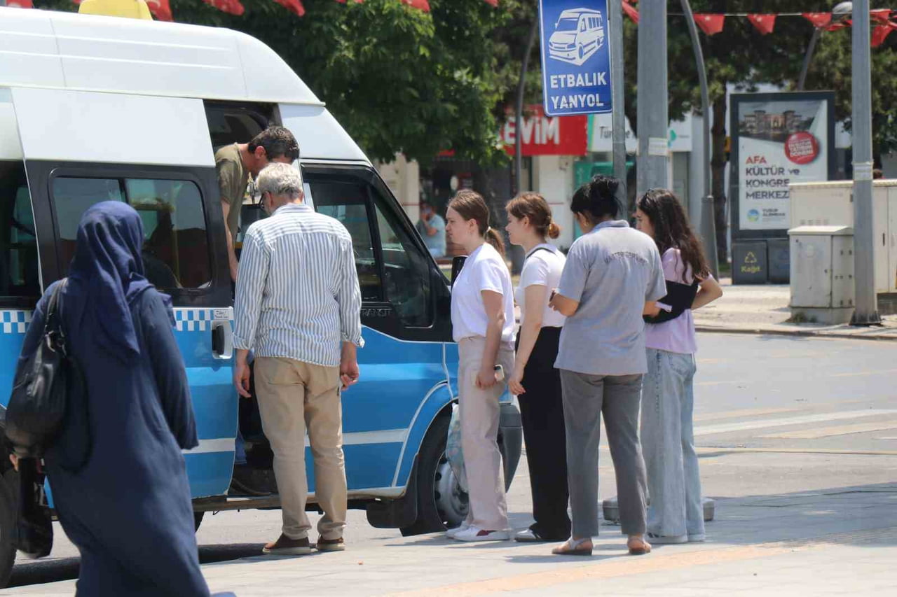SICAK HAVADA DURAKLARDA UZUN SÜRELER BEKLEMEK ZORUNDA KALAN VATANDAŞLAR MAĞDURİYET YAŞADI