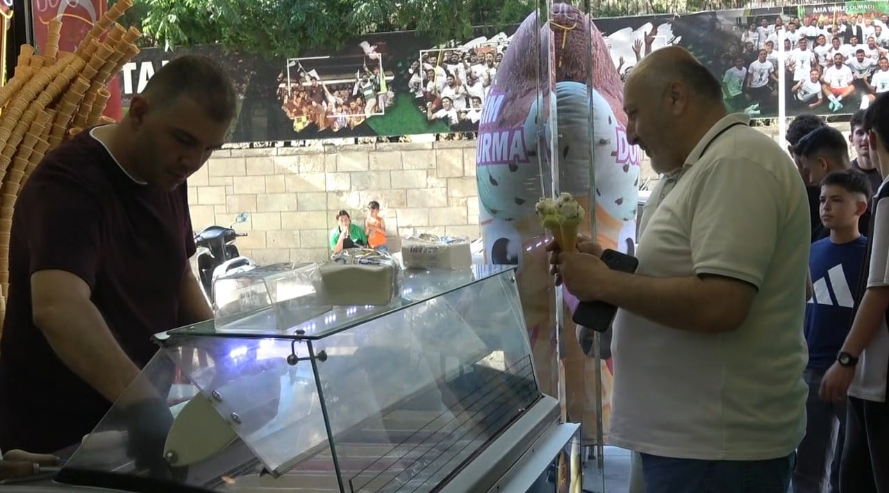 SICAK HAVALARLA DONDURMA SATIŞLARI ARTTI, 3. KUŞAK DONDURMACIDA KUYRUK OLUŞTU