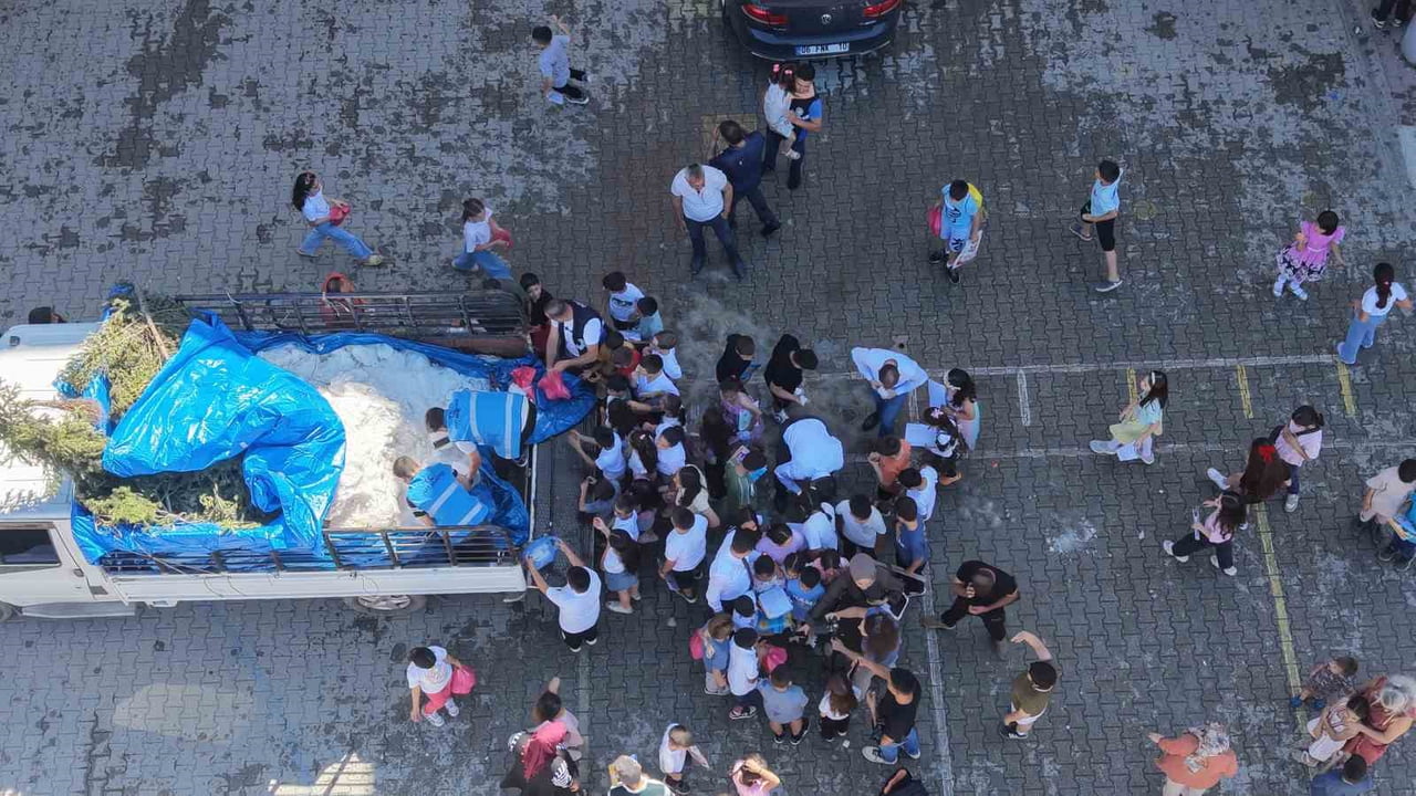 SICAKLIĞIN 40 DERECEYE YÜKSELDİĞİ ADANA'NIN FEKE İLÇESİNDE KARNE ALAN ÖĞRENCİLER BAKIR DAĞINDAN...