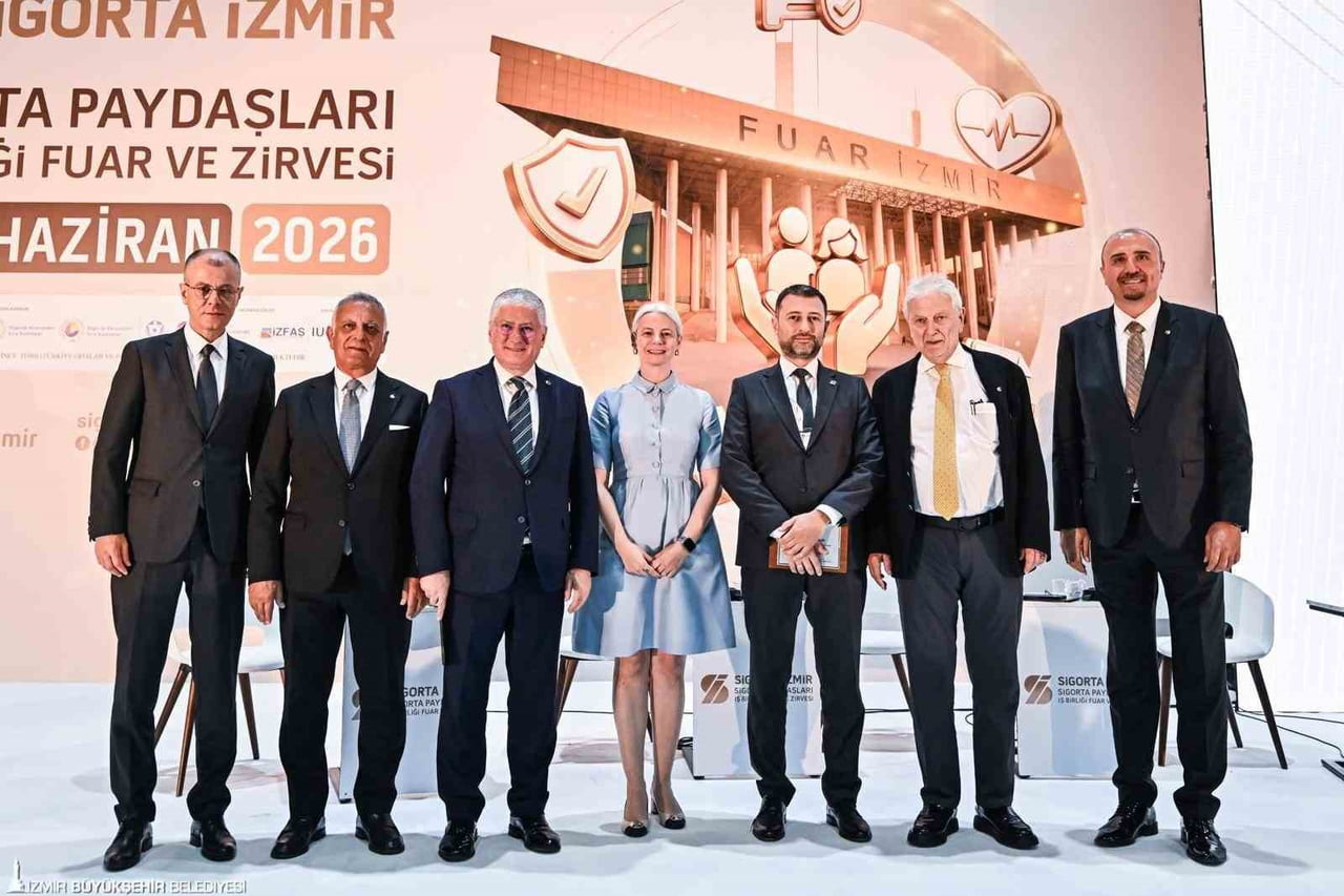 SİGORTA İZMİR’DE BİR ARAYA GELEN SEKTÖRÜN ÖNDE GELEN TEMSİLCİLERİ, DİJİTALLEŞMEDEN YAPAY ZEKÂYA...