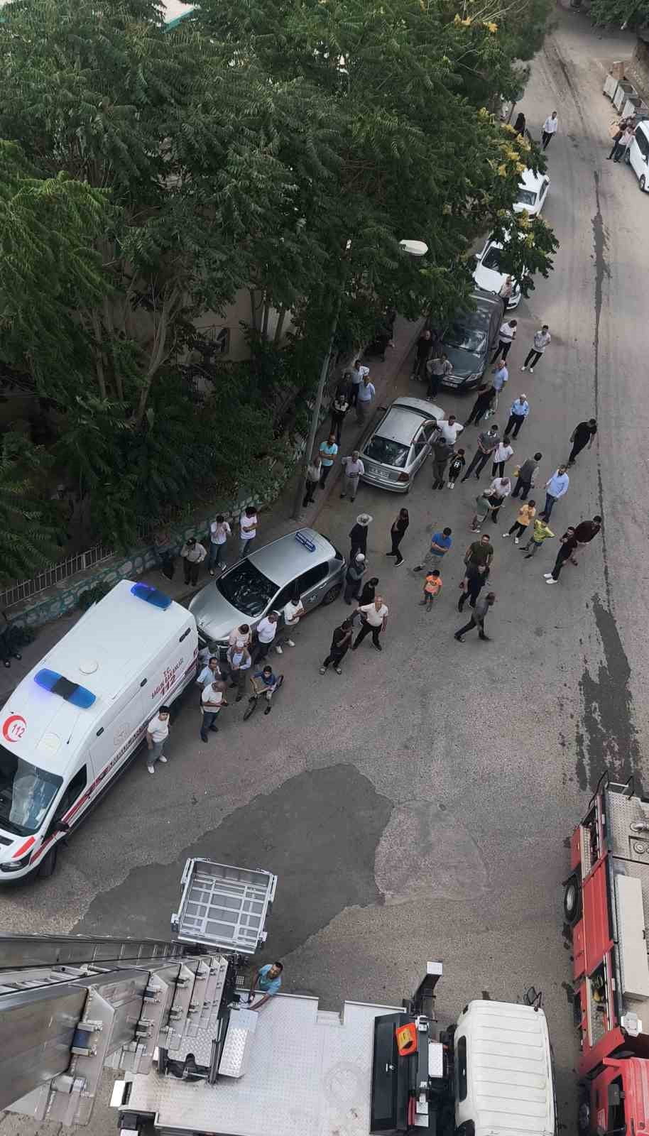 SİİRT'İN KURTALAN İLÇESİNDE BİR BİNANIN 4. KATINDA ÇIKAN YANGIN, İTFAİYE EKİPLERİNİN MÜDAHALESİYLE...
