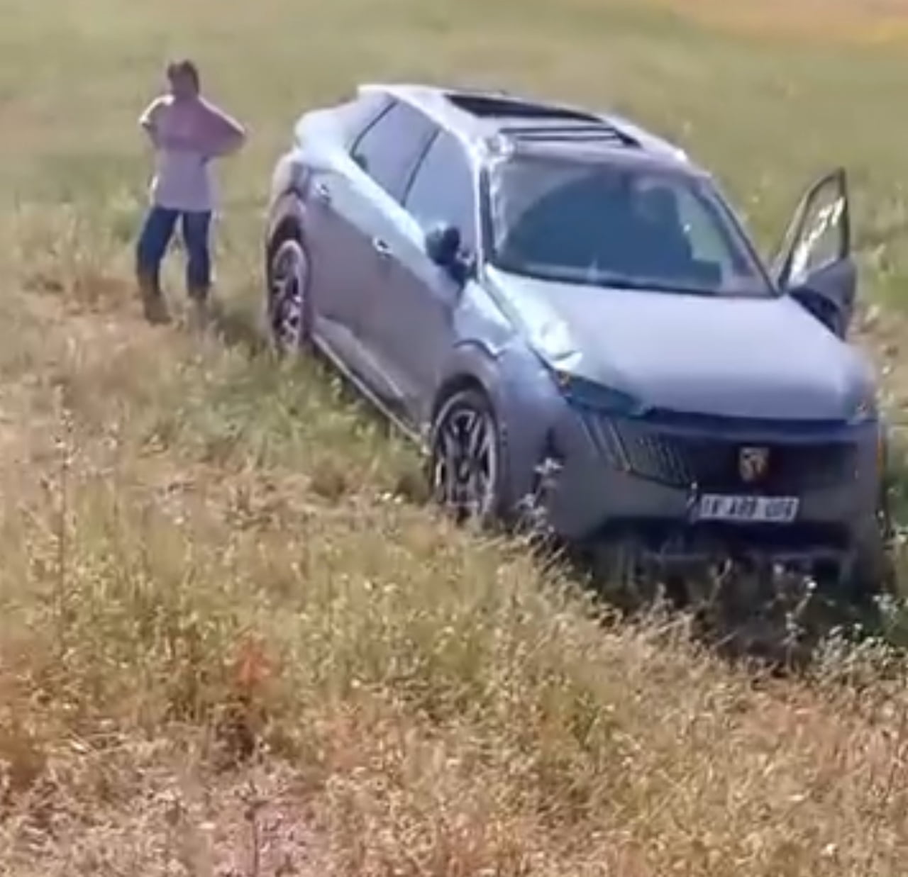 SİİRT'İN KURTALAN İLÇESİNDE MEYDANA GELEN KAZADA ŞARAMPOLE YUVARLANAN OTOMOBİLİN SÜRÜCÜSÜ...