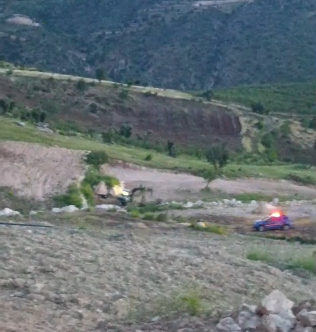 SİİRT'İN PERVARİ İLÇESİNDE, BABASININ KULLANDIĞI İŞ MAKİNESİNİN ALTINDA KALAN 3 YAŞINDAKİ ÇOCUK...