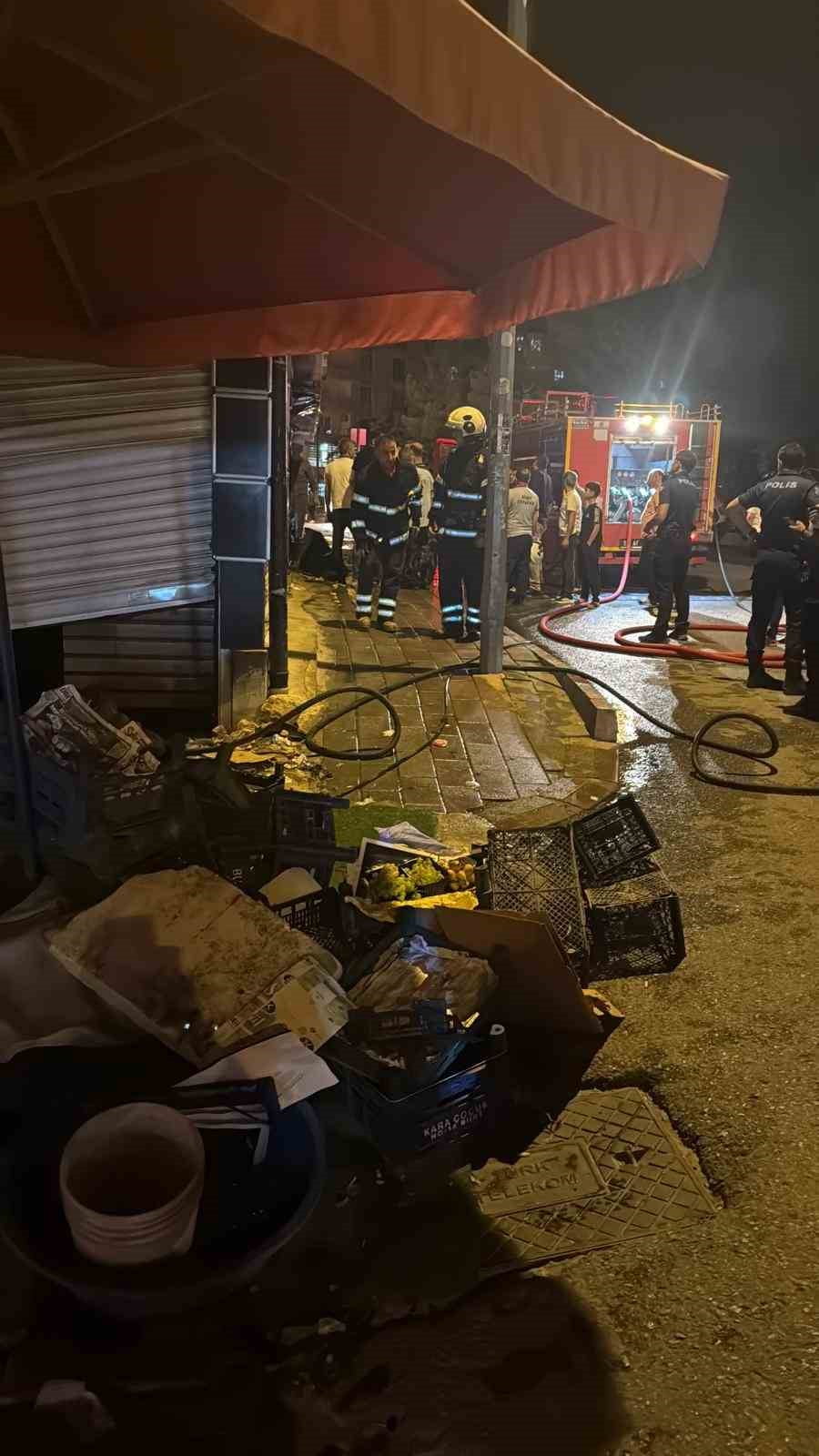SİİRT'TE BİR MARKETTE ÇIKAN YANGIN, İTFAİYE EKİPLERİNİN MÜDAHALESİYLE SÖNDÜRÜLDÜ.