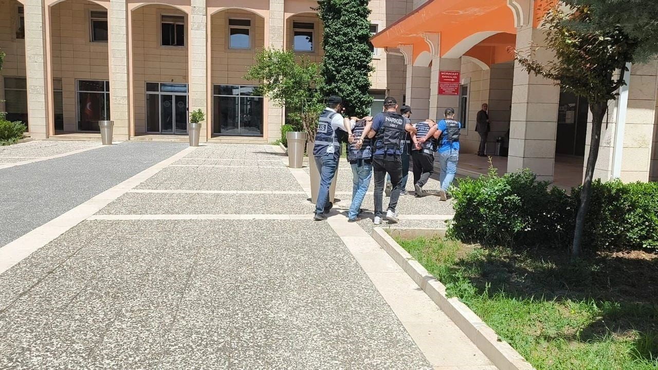 SİİRT'TE BİR ŞAHSIN SOKAKTA ÖLÜ BULUNMASIYLA İLGİLİ SORUŞTURMA KAPSAMINDA 4 ŞÜPHELİ...