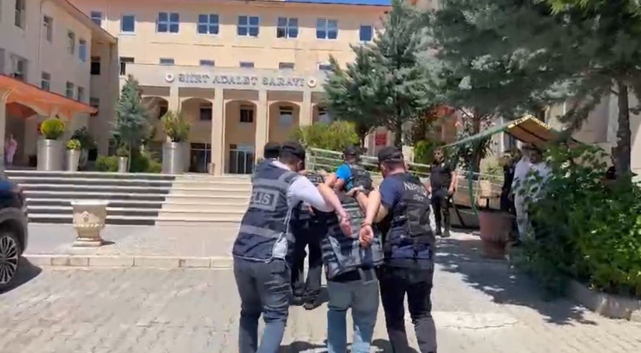 SİİRT'TE BİR ŞAHSIN SOKAKTA ÖLÜ BULUNMASIYLA İLGİLİ SORUŞTURMA KAPSAMINDA 4 ŞÜPHELİ...