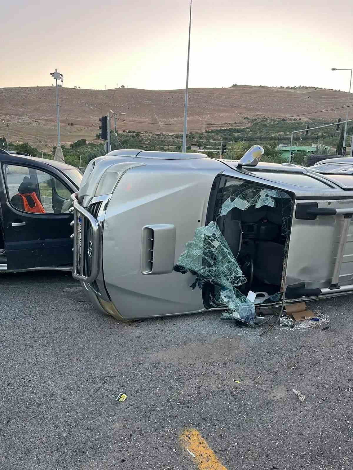 SİİRT'TE İKİ ARACIN ÇARPIŞMASI SONUCU MEYDANA GELEN TRAFİK KAZASINDA 2 KİŞİ YARALANDI.
