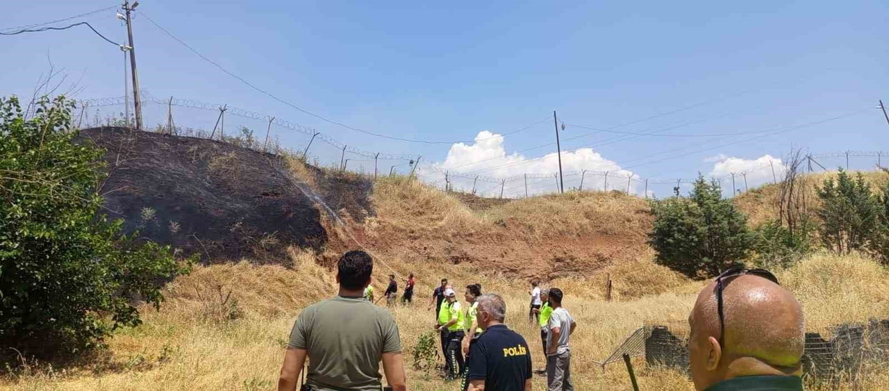 SİİRT'TE İŞ MAKİNESİNDEN ÇIKAN KIVILCIMIN SIÇRADIĞI OTLUK ALANDA ÇIKAN YANGIN, EKİPLERİN...