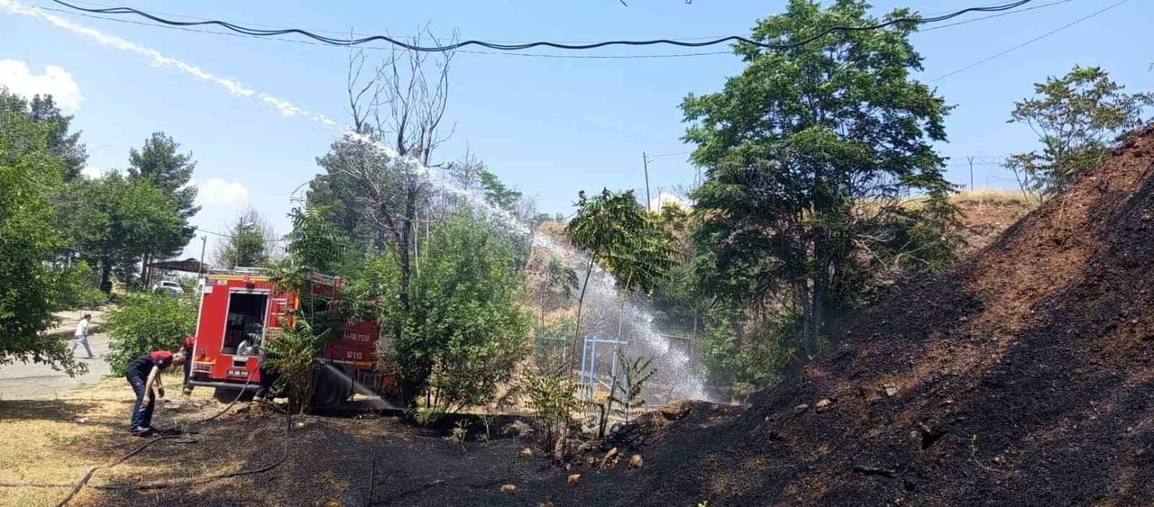 SİİRT'TE İŞ MAKİNESİNDEN ÇIKAN KIVILCIMIN SIÇRADIĞI OTLUK ALANDA ÇIKAN YANGIN, EKİPLERİN...