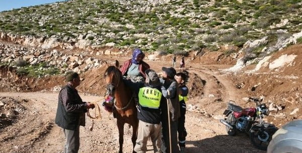 SİİRT'TE KALP KRİZİ GEÇİREN KADIN, KATIR SIRTINDA SAĞLIK EKİPLERİNE ULAŞTIRILDI