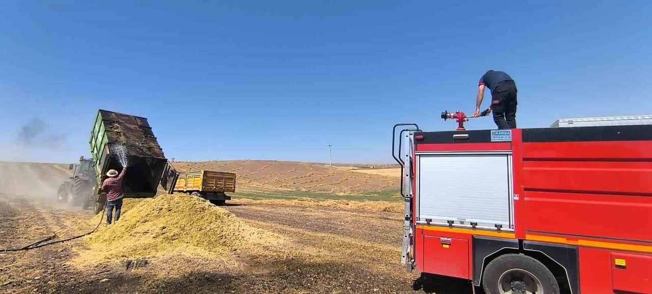SİİRT'TE MERCİMEK HASADI SIRASINDA SAMAN YÜKLÜ RÖMORK, ÇIKAN YANGINDA KÜLE DÖNDÜ.