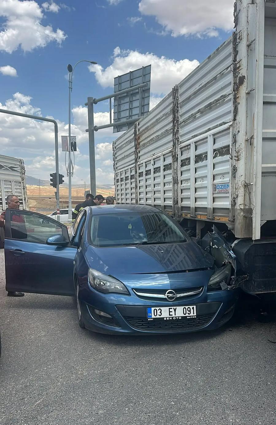 SİİRT'TE SÜRÜCÜSÜNÜN DİREKSİYON HAKİMİYETİNİ KAYBETTİĞİ OTOMOBİL TIRIN YAKIT DEPOSUNA...