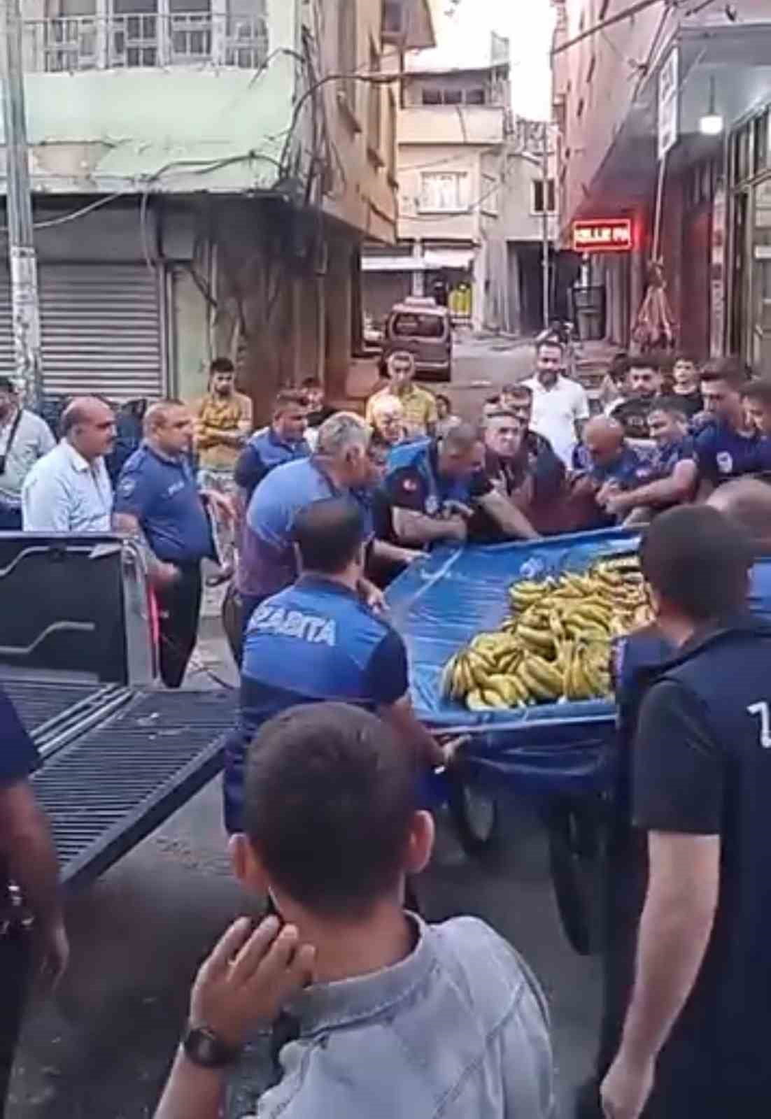 SİİRT BELEDİYESİ ZABITA MÜDÜRLÜĞÜ EKİPLERİ, KENT GENELİNDE KALDIRIM VE KAMUYA AÇIK ALANLARIN...