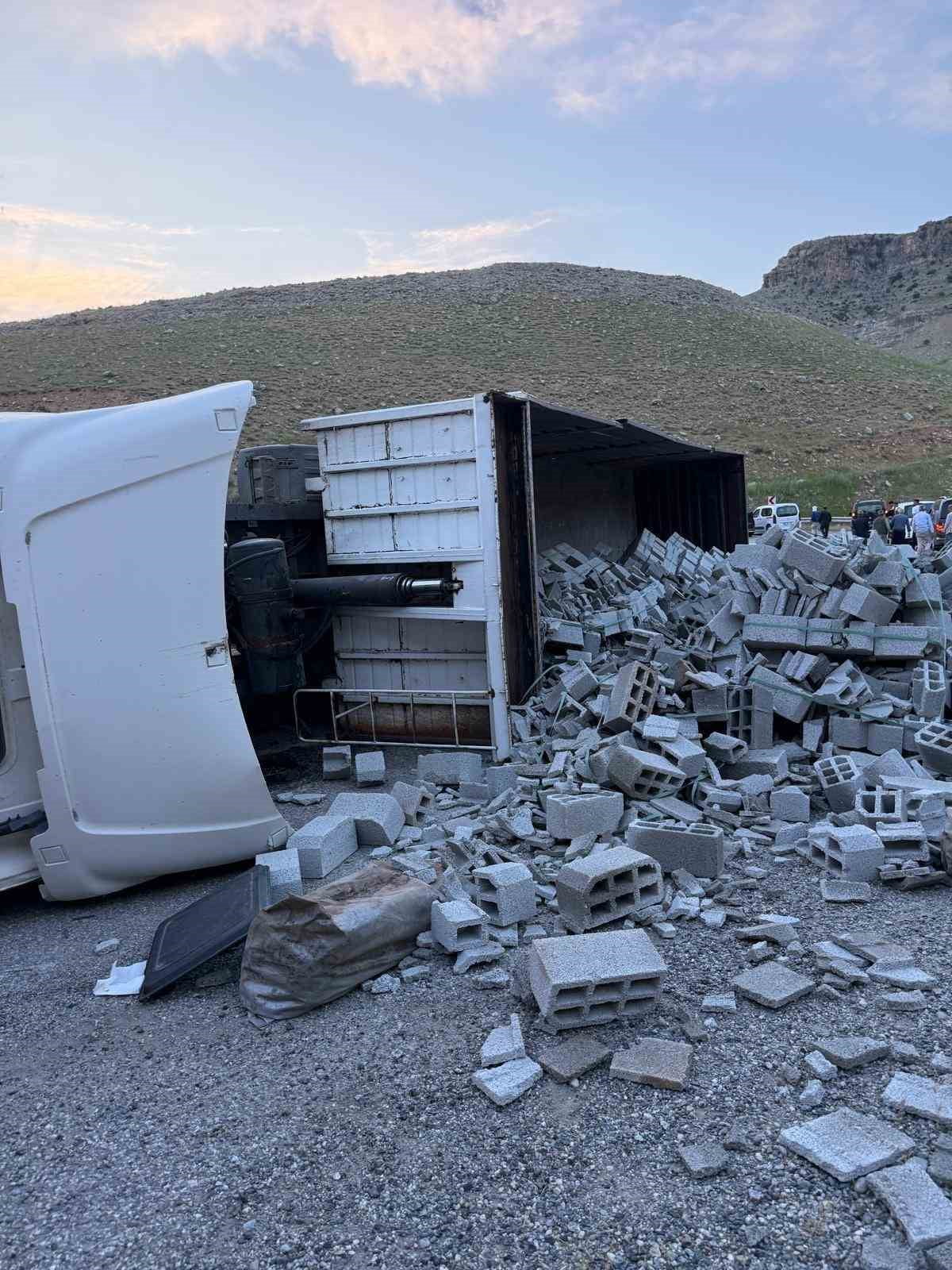 SİİRT-ERUH KARAYOLUNDA TIR KAZASI: SÜRÜCÜ AĞIR YARALANDI