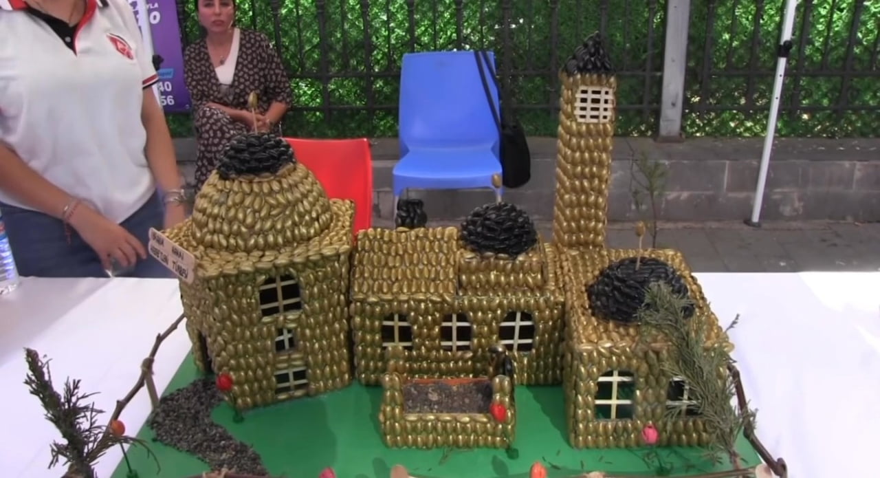 SİİRT FISTIĞININ KABUĞU SANAT ESERİNE DÖNÜŞTÜ
