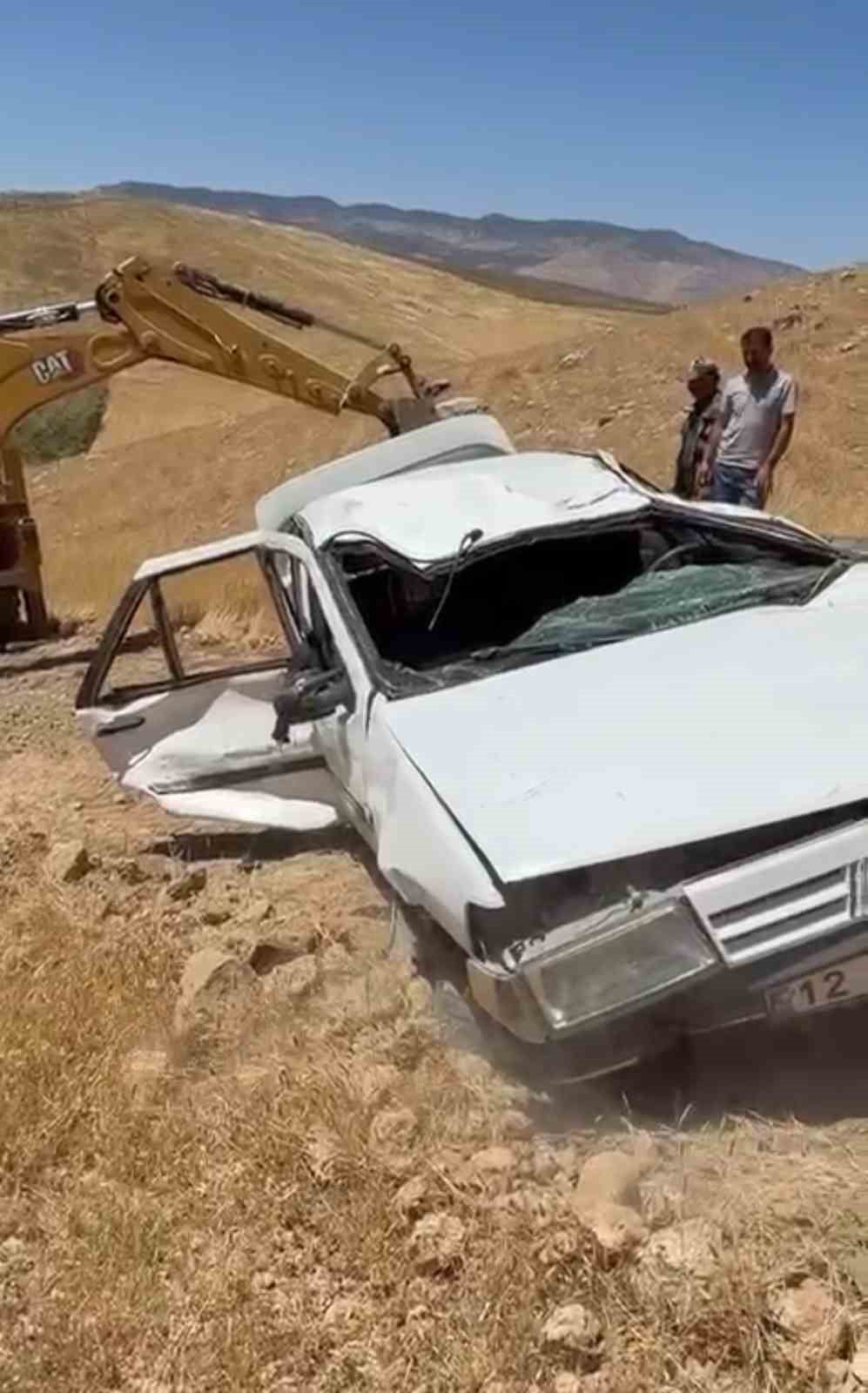 SİİRT’İN KURTALAN İLÇESİNDE HURDAYA DÖNEN OTOMOBİLDEKİ 2 KİŞİ, AĞIR YARALANDI.