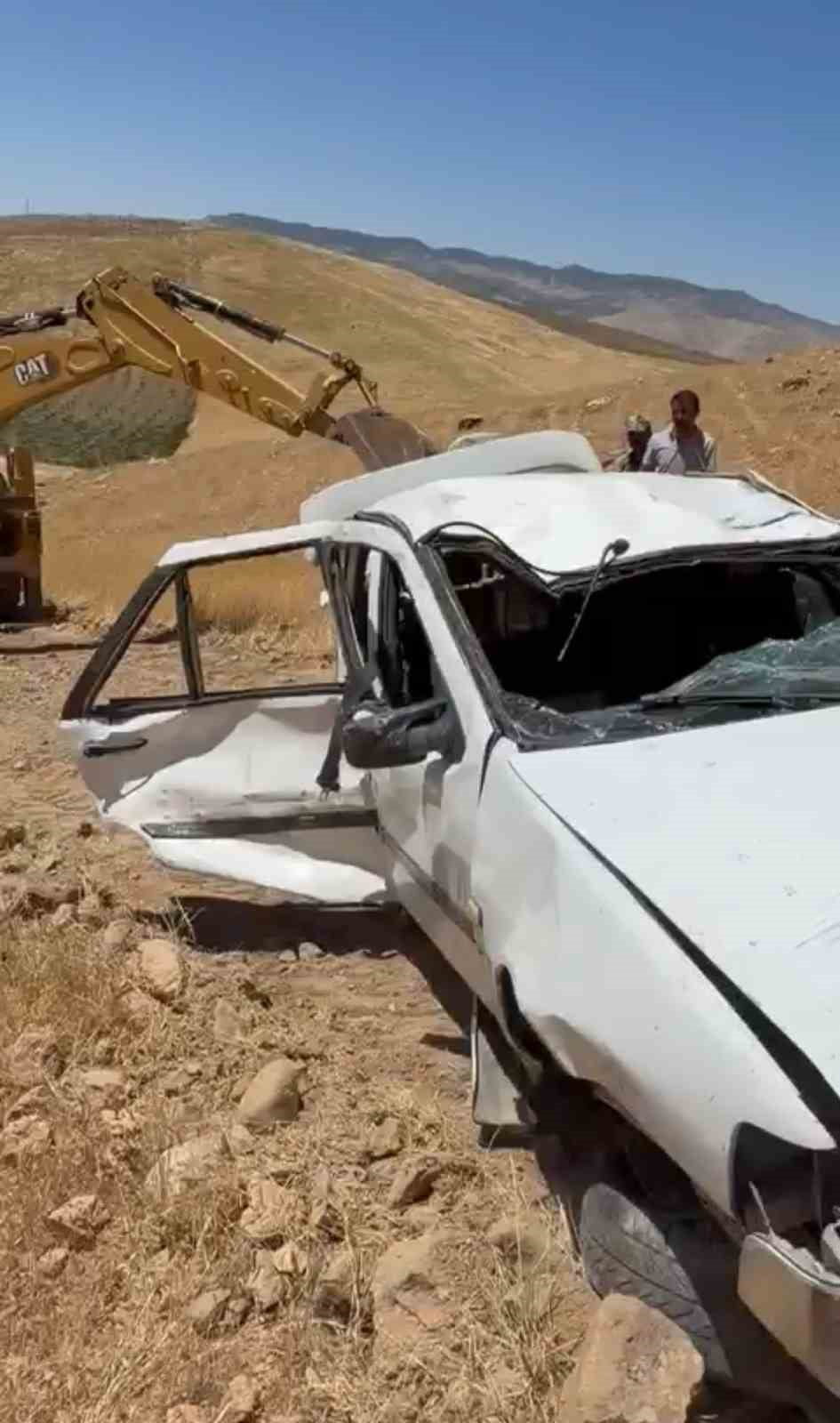 SİİRT’İN KURTALAN İLÇESİNDE HURDAYA DÖNEN OTOMOBİLDEKİ 2 KİŞİ, AĞIR YARALANDI.