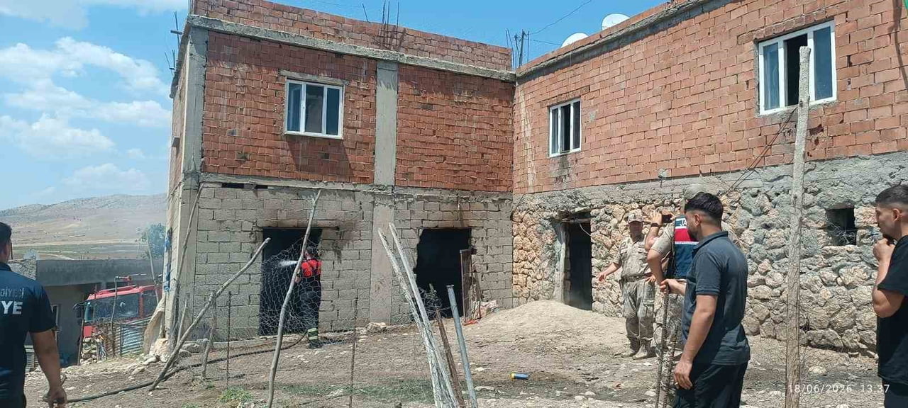SİİRT’TE 2 KATLI BİR EVİN ZEMİN KATINDA ÇIKAN YANGIN PANİĞE NEDEN OLDU.