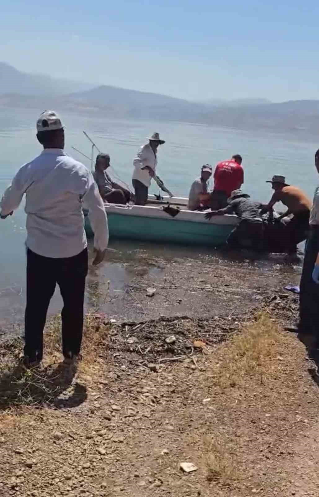 SİİRT TE BAHÇEDE FENALAŞAN HASTA, TEKNEYLE AMBULANSA ULAŞTIRILDI
