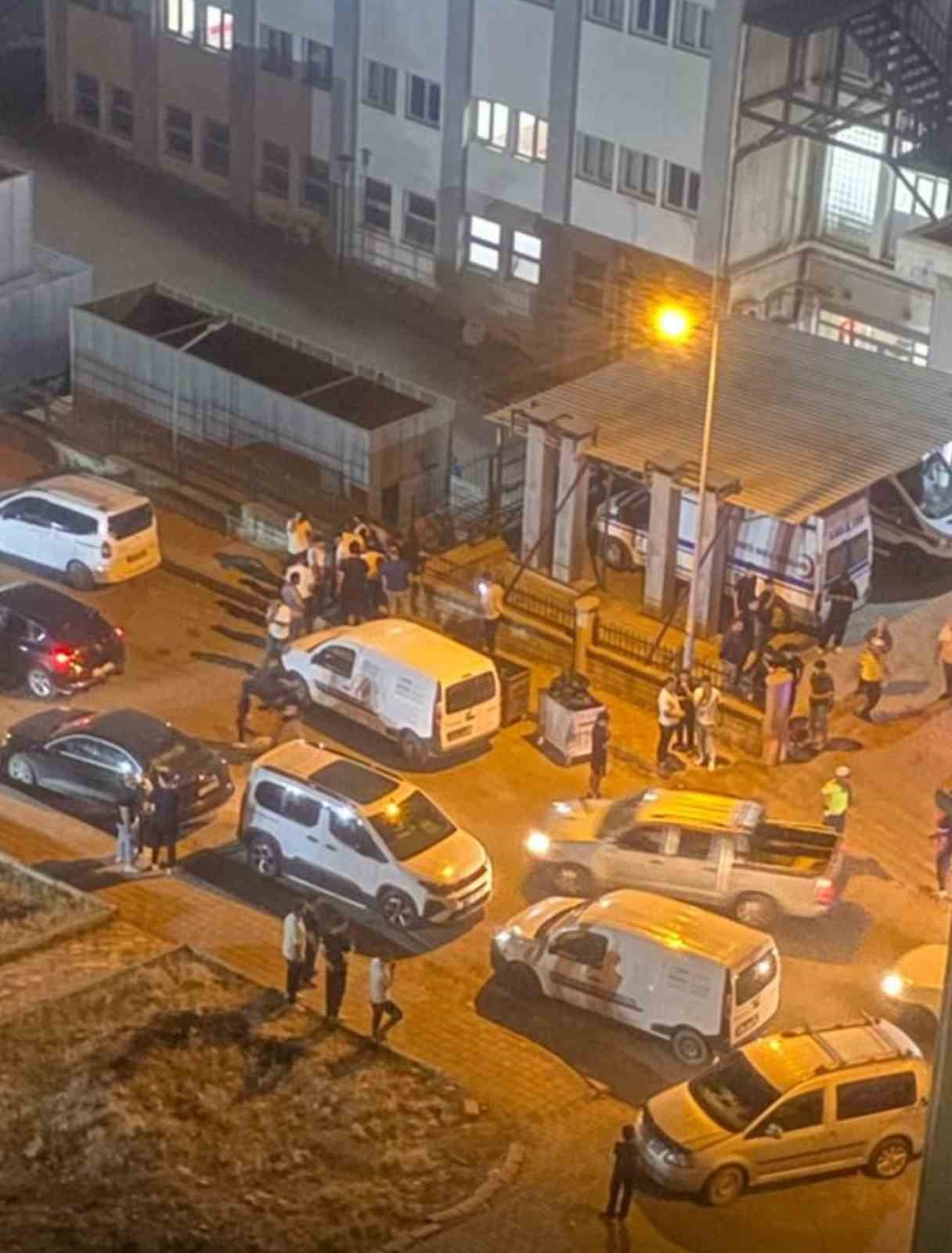 SİİRT’TE   BIÇAKLI KAVGA: 16 YAŞINDAKİ E.S. YARALANDI, HASTANE ÖNÜNDE GERGİNLİK YAŞANDI