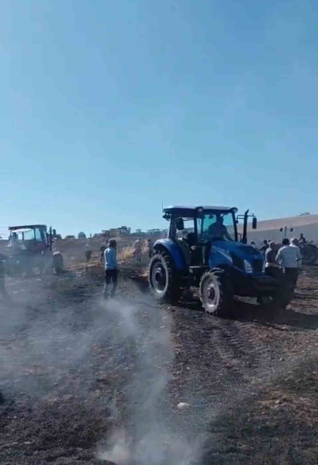SİİRT TE BİÇERDÖVERDEN ÇIKAN YANGINDA 50 DÖNÜM BUĞDAY YANDI