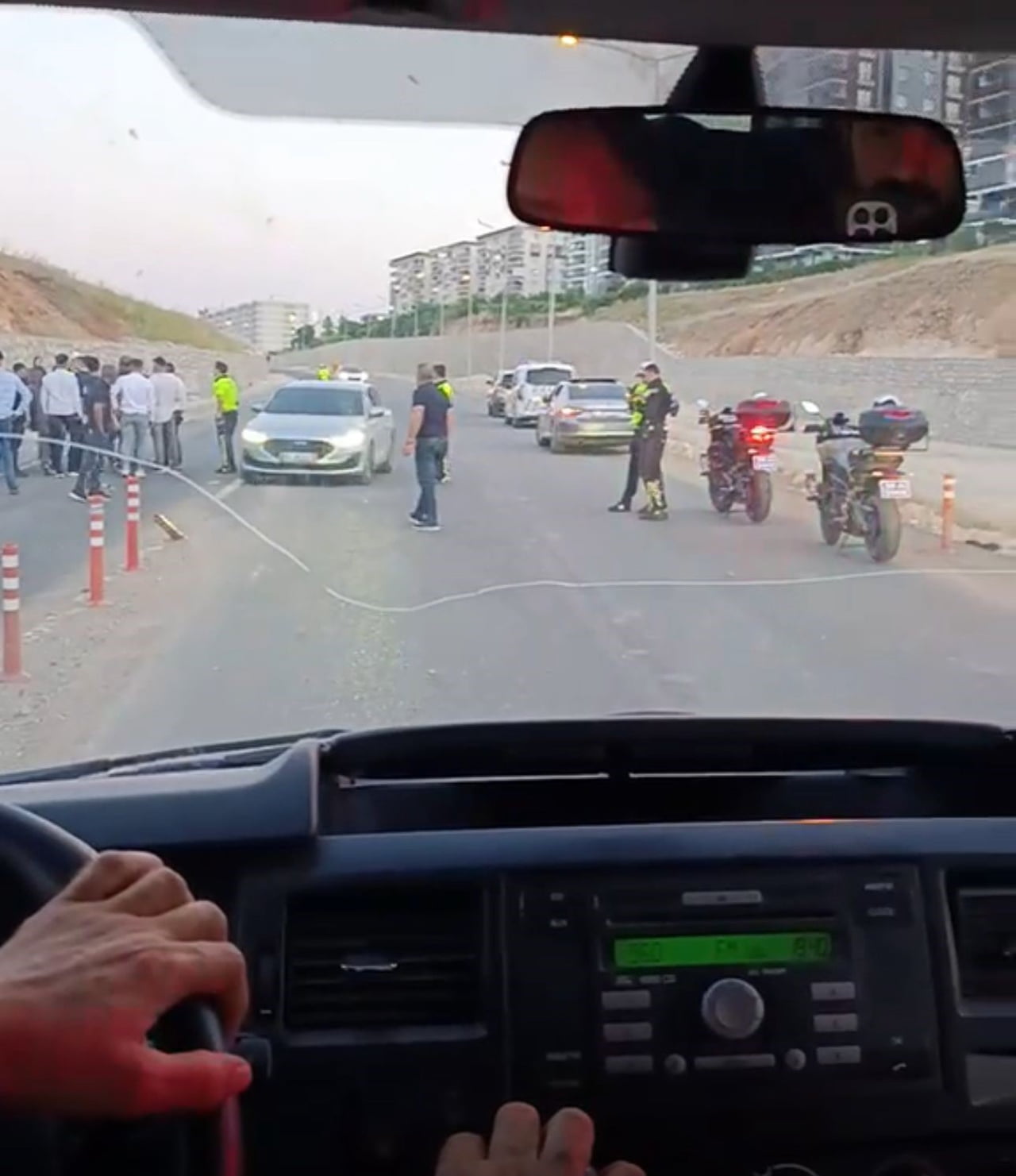 SİİRT’TE DÜĞÜN KONVOYUNDA MEYDANA GELEN TRAFİK KAZASINDA 2 KİŞİ YARALANDI.