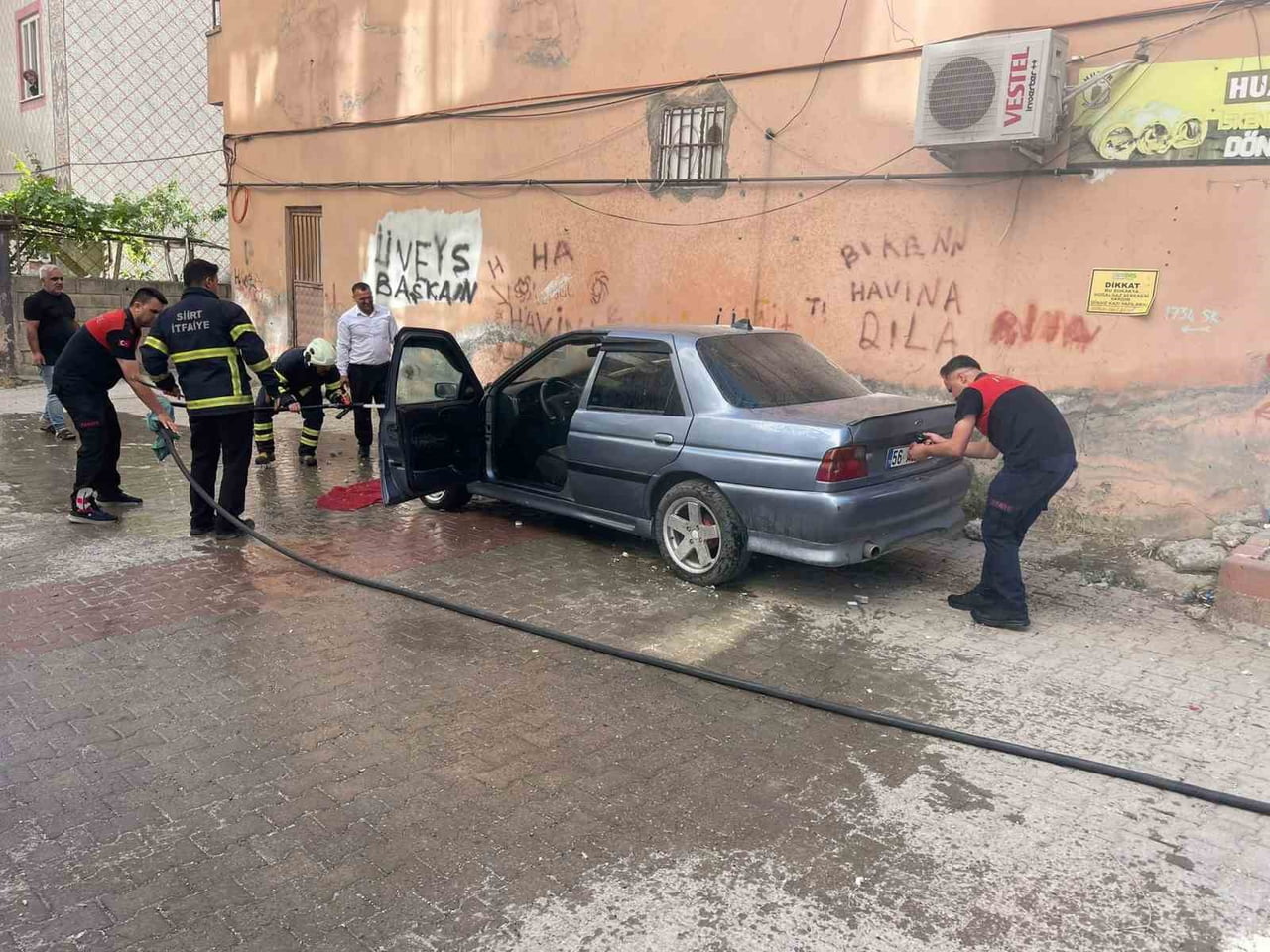 SİİRT’TE PARK HALİNDEKİ OTOMOBİLDE YANGIN ÇIKTI.