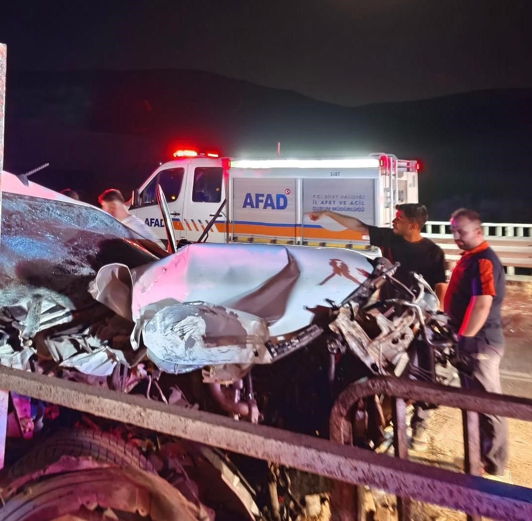 SİİRT’TE PİKAP ORTA REFÜJE SAPLANDI: 2 KİŞİ YARALANDI