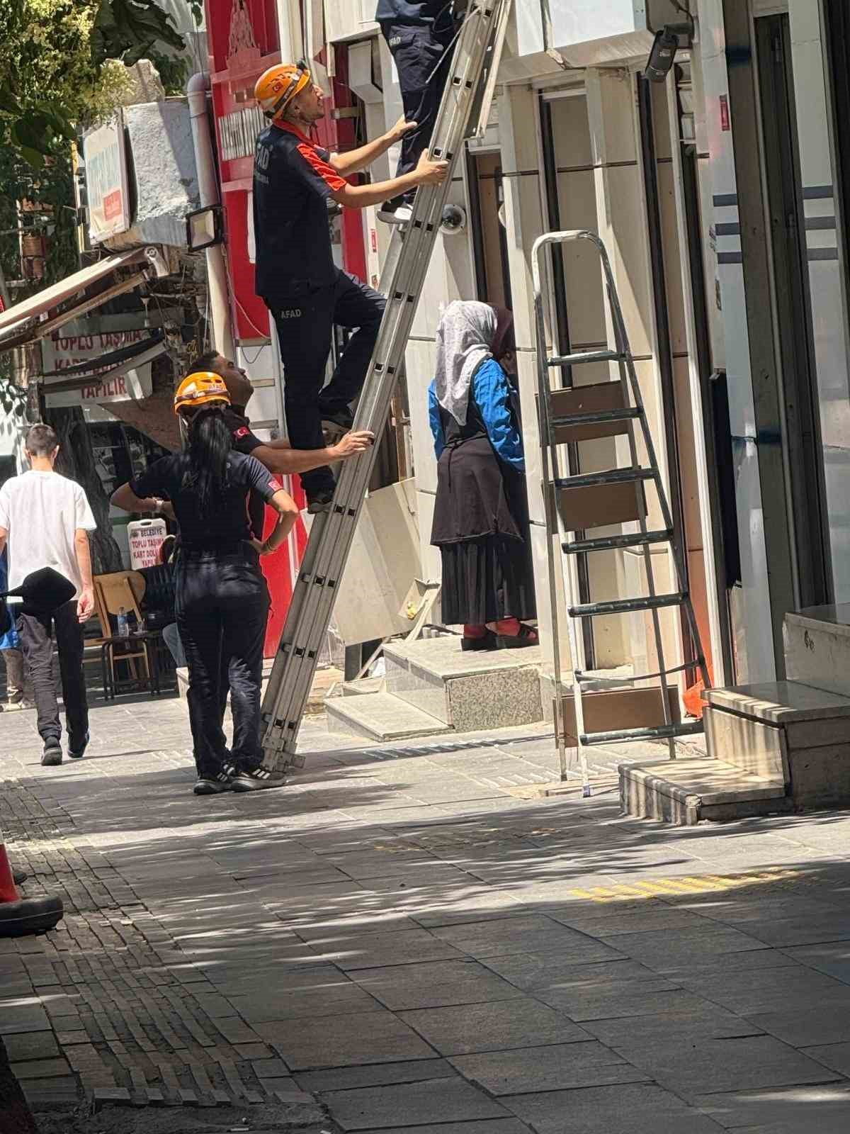 SİİRT’TE REKLAM PANOSUNA SIKIŞAN YAVRU KEDİ AFAD EKİPLERİNCE KURTARILDI