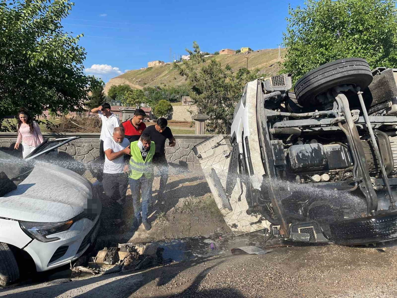 SİİRT’TE TIR İLE OTOMOBİLİN ÇARPIŞMASI SONUCU MEYDANA GELEN TRAFİK KAZASINDA 1’İ AĞIR, 4 KİŞİ...