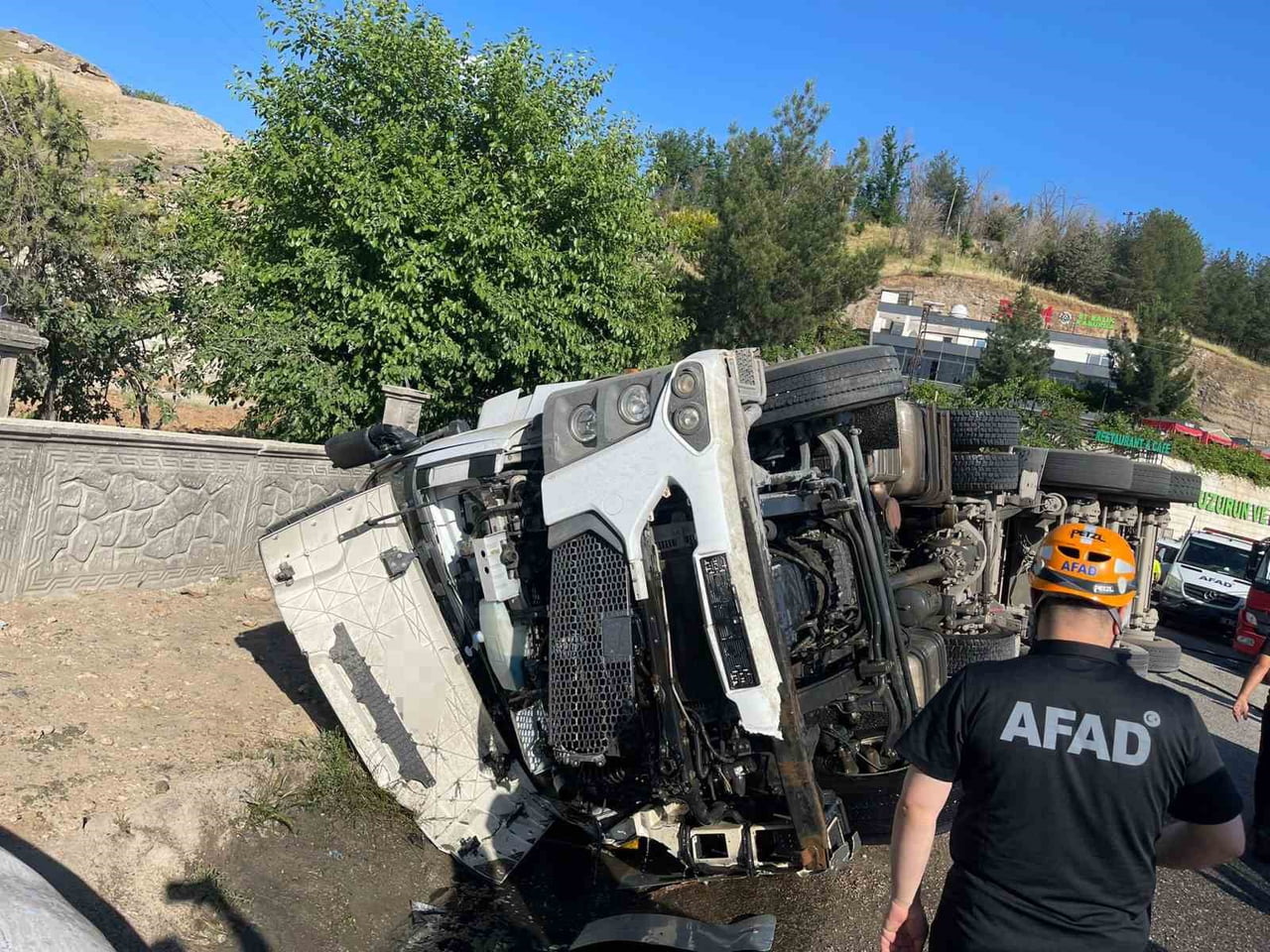SİİRT’TE TIR İLE OTOMOBİLİN ÇARPIŞMASI SONUCU MEYDANA GELEN TRAFİK KAZASINDA 1’İ AĞIR, 4 KİŞİ...