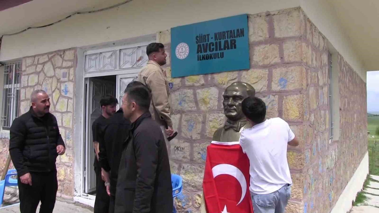SİİRT’TE ÜNİVERSİTELİ ÖĞRENCİLERDEN ÖRNEK ÇALIŞMA: KÖY OKULUNU BAŞTAN YENİLEDİLER